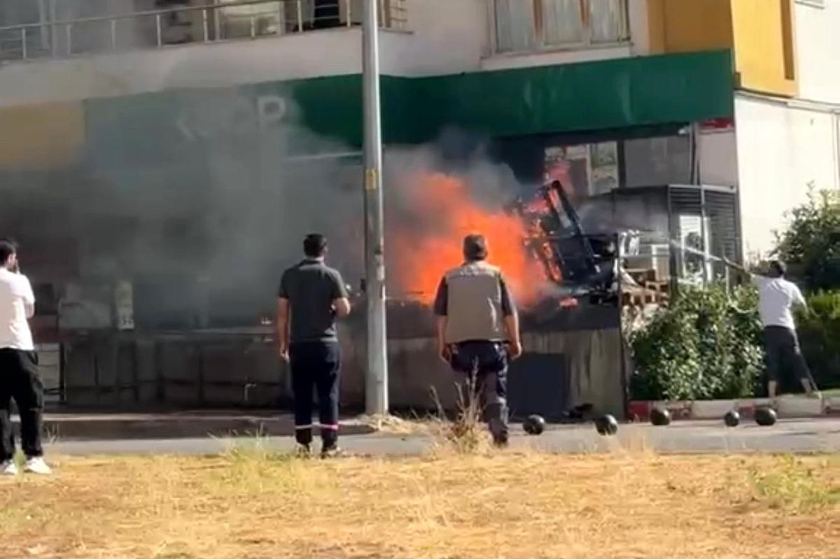 Siirt'te atık malzemelerde çıkan yangın söndürüldü