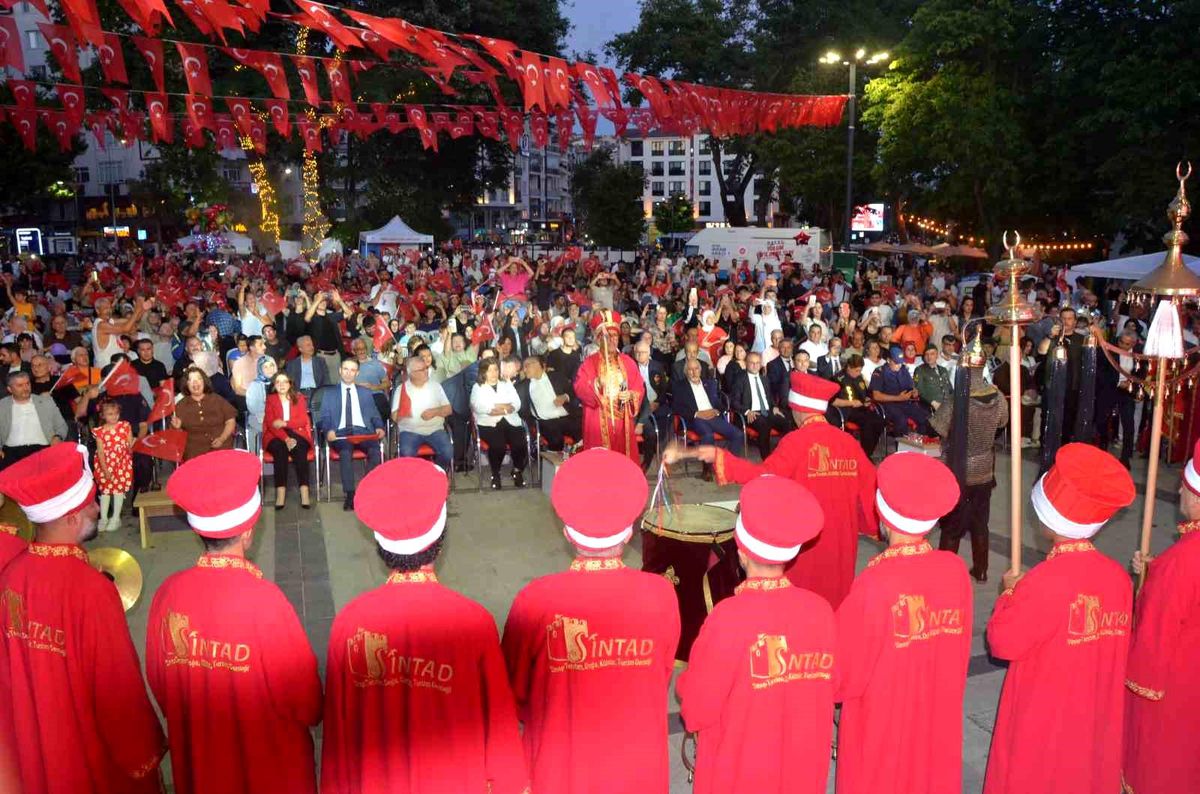 Sinop'ta 15 Temmuz Demokrasi ve Milli Birlik Günü kapsamında düzenlenen mehter eşlikli yürüyüşten bir görüntü.