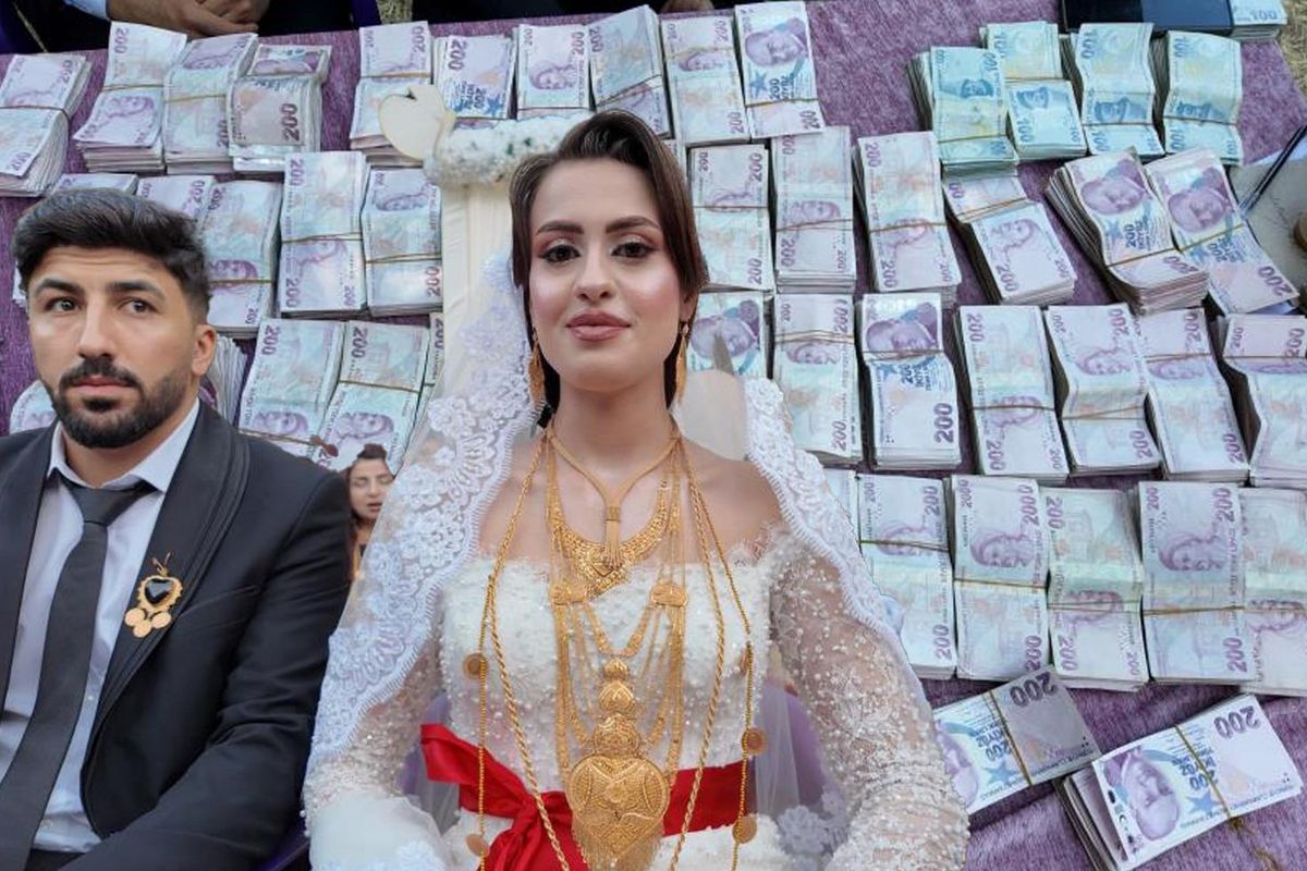 İki gece iki gün süren düğünde gelin ve damada servet takıldı