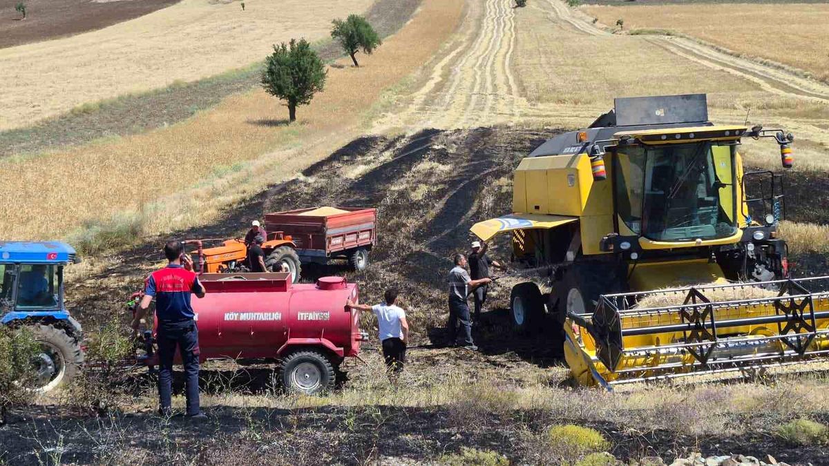 Tarladaki hasat sırasında biçerdöverin çıkardığı yangın, köyde bekletilen su tankeriyle söndürüldü