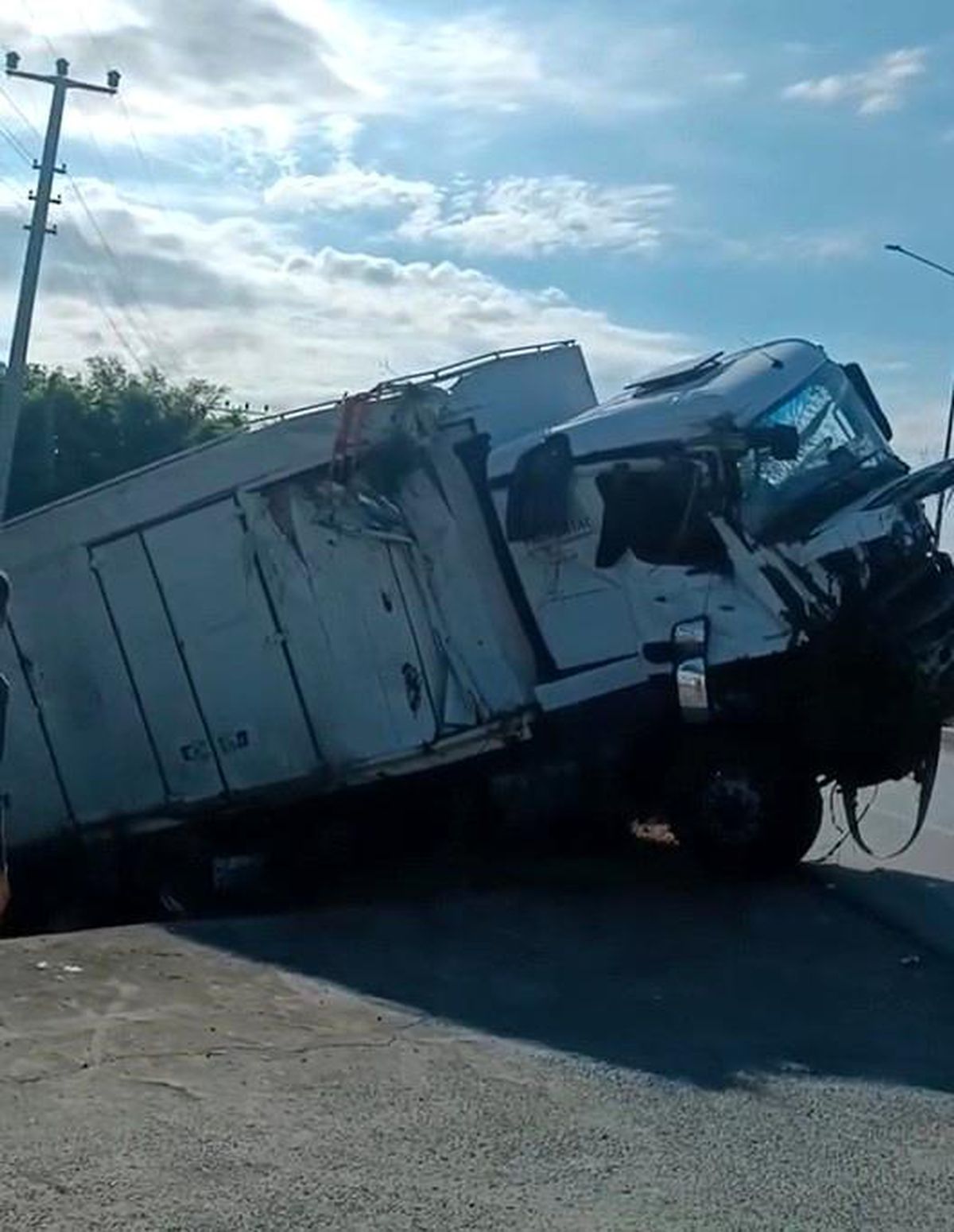 Tır bariyerlere çarpıp devrildi: Sürücü yaralandı
