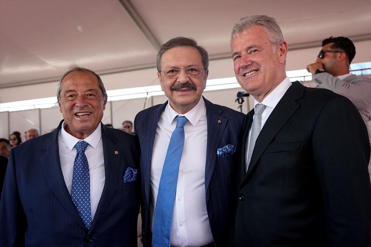 TOBB Başkanı Hisarcıklıoğlu, İzmir'de EBSO'nun yeni hizmet binasının açılışına katıldı