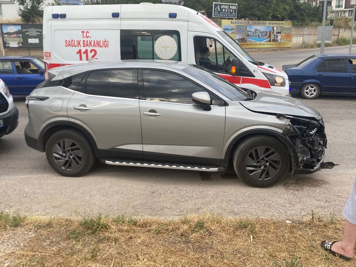 Tokat Niksar'da meydana gelen trafik kazasında hasar gören otomobiller ve sağlık ekipleri.