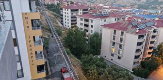 Tunceli'de 5 katlı binanın çatısında çıkan yangın söndürüldü