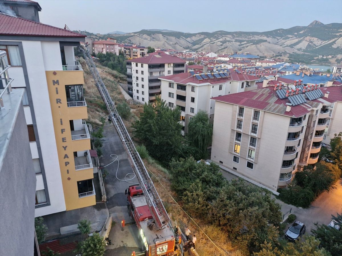 Tunceli'de 5 katlı binanın çatısında çıkan yangın söndürüldü