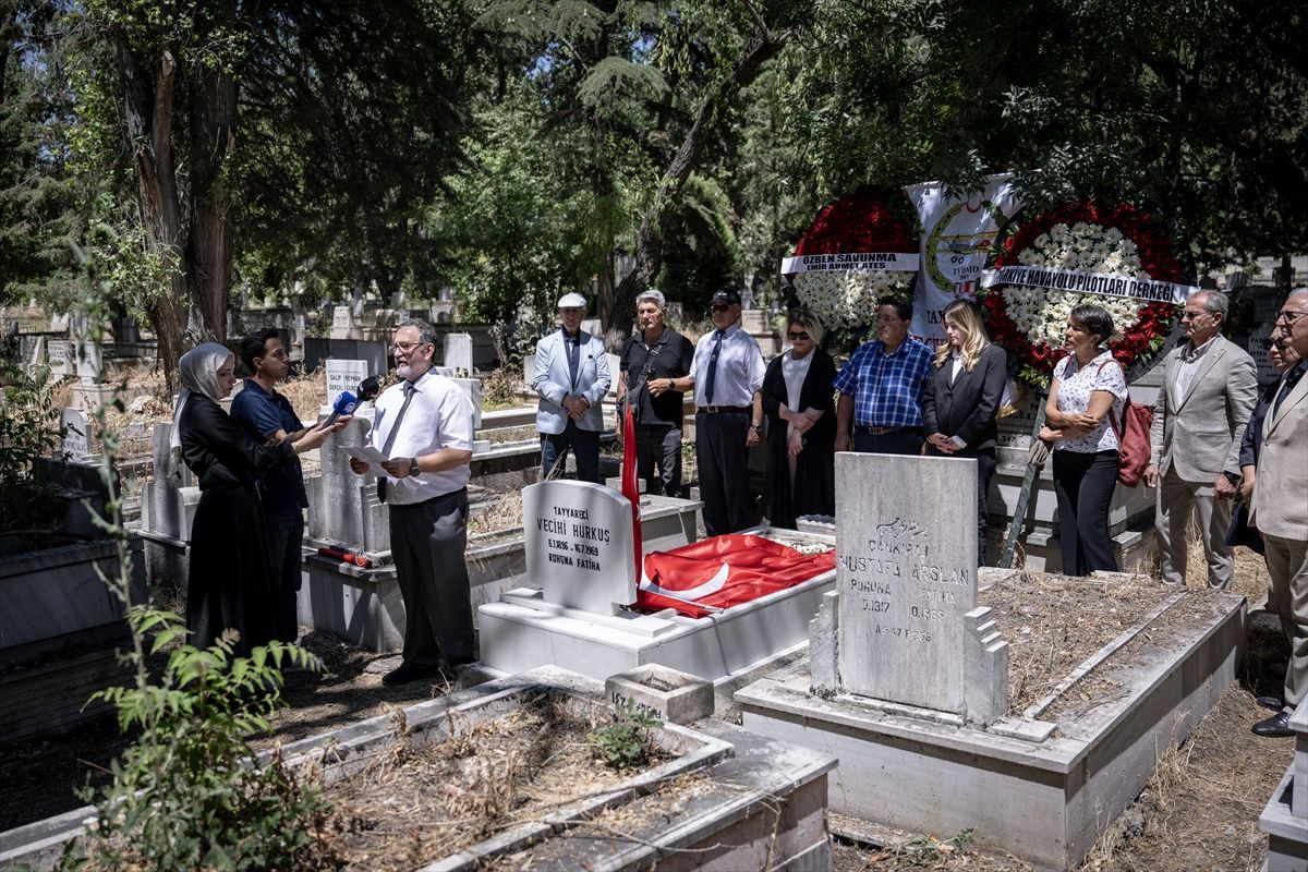 Vecihi Hürkuş'un mezarı başında düzenlenen anma töreninden genel görünüm