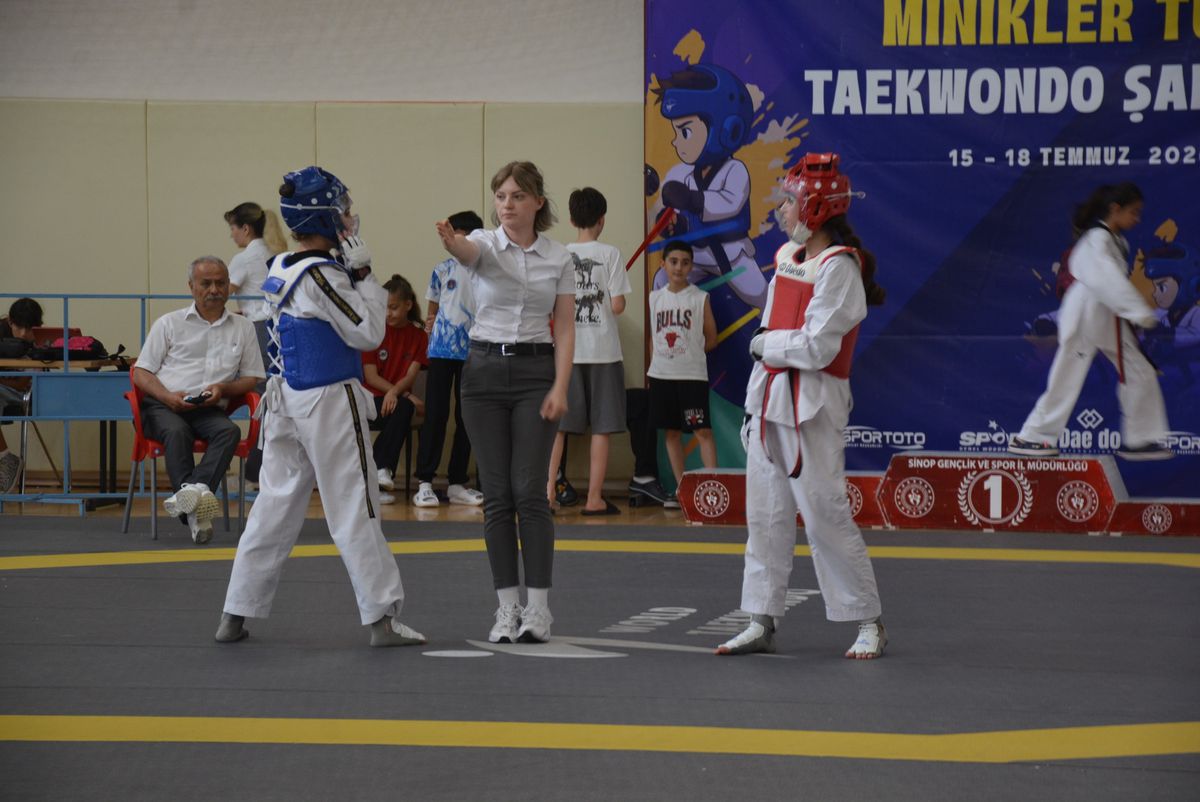 Sinop'ta düzenlenen Türkiye Minikler Taekwondo Şampiyonası'nın açılış seremonisi