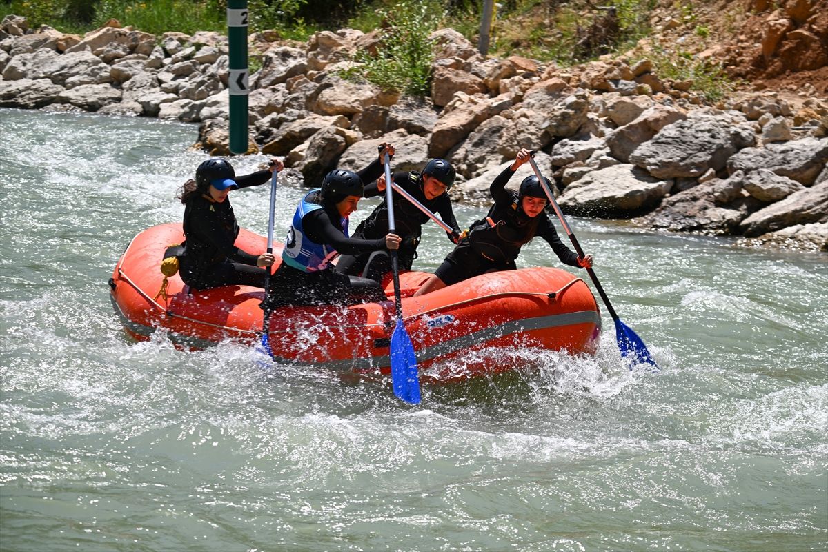 Van Çatak'ta Türkiye Rafting Şampiyonası'nın üçüncü ayağı başladı.