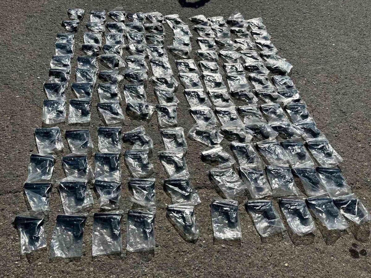 Tuzla'da durdurulan otobüsten cephanelik çıktı: 120 silah ele geçirildi