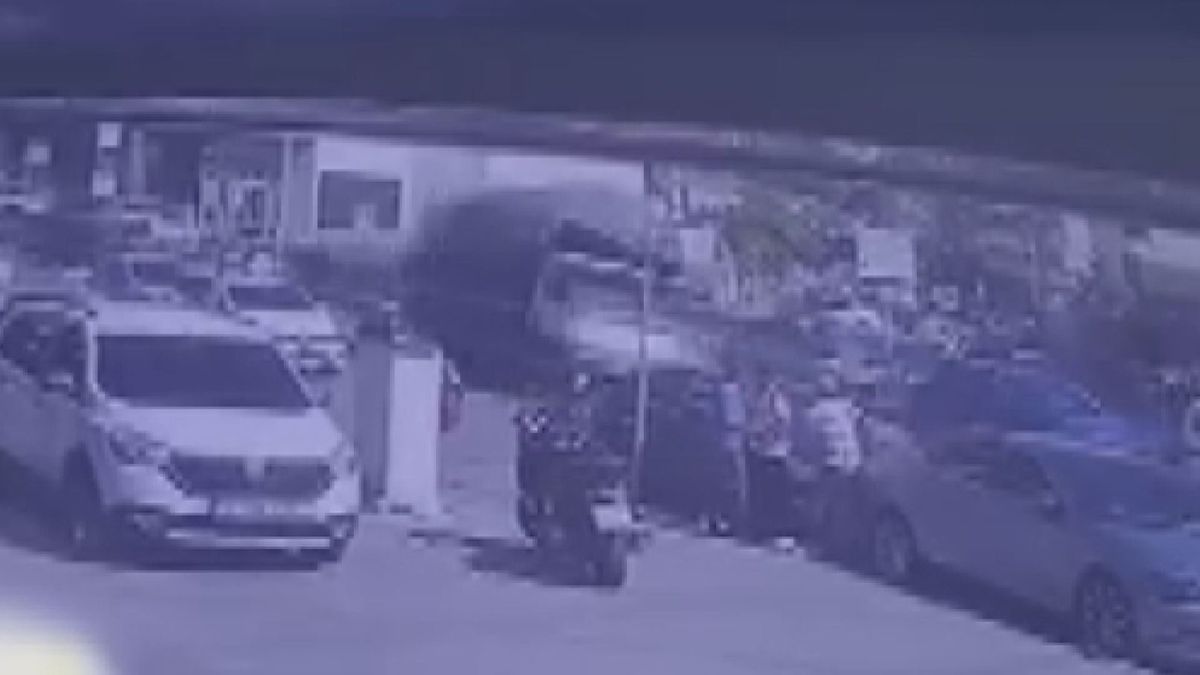 Tuzla'da yan yatarak devrilen inşaat malzemesi yüklü kamyonet.