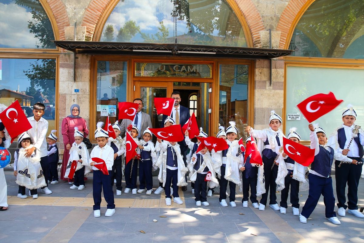 Uşak'ta 25 çocuğun katıldığı toplu sünnet töreninden bir görüntü.