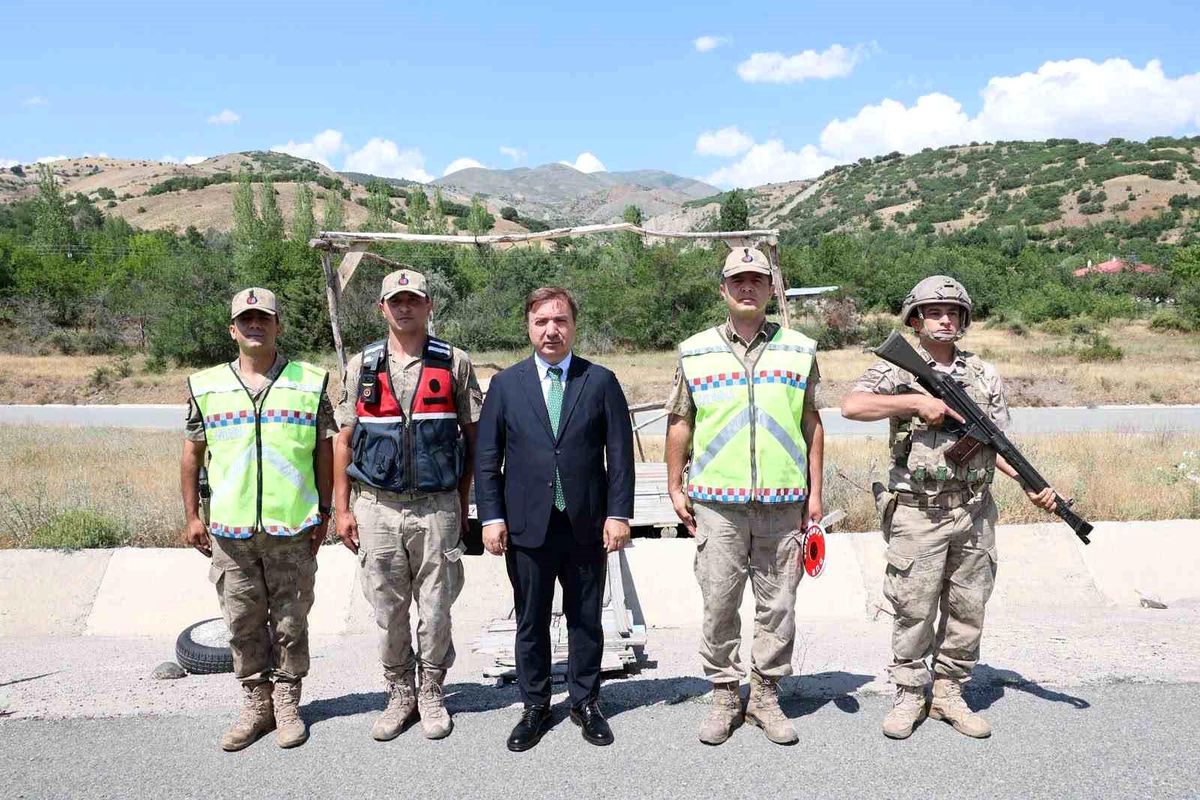 Erzincan Valisi Hamza Aydoğdu'nun jandarma kontrol noktası ziyaretinden bir görüntü.