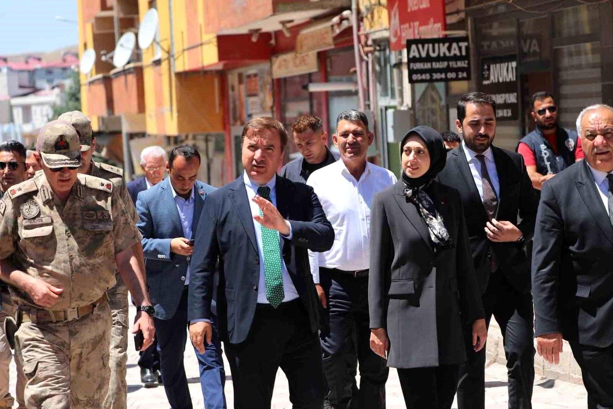 Vali Aydoğdu, Tercan'da vatandaşlar ve esnafla buluştu