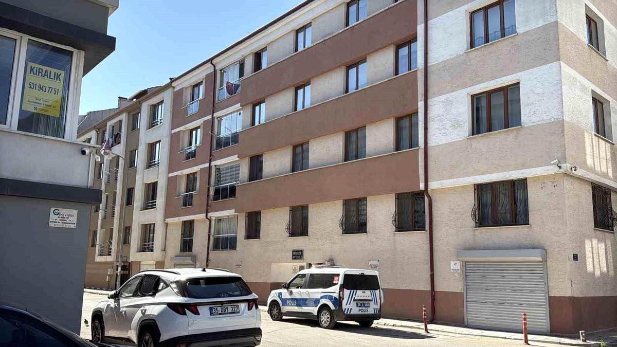 Yayılan kokular nedeniyle eve giren ekipler yaşlı adamın cesedi ile karşılaştı