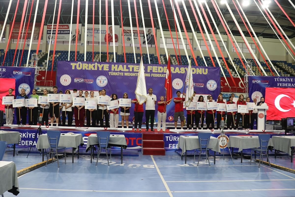 Sakarya'da Yıldızlar Halter Şampiyonası'nda sporcuların mücadele ettiği an