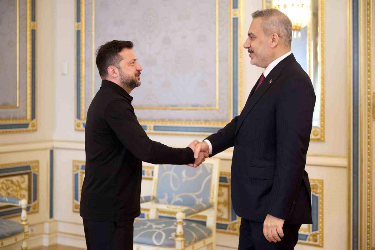 Ukrayna Devlet Başkanı Vladimir Zelenskiy, Dışişleri Bakanı Hakan Fidan'a Liyakat Nişanı takdim ediyor.