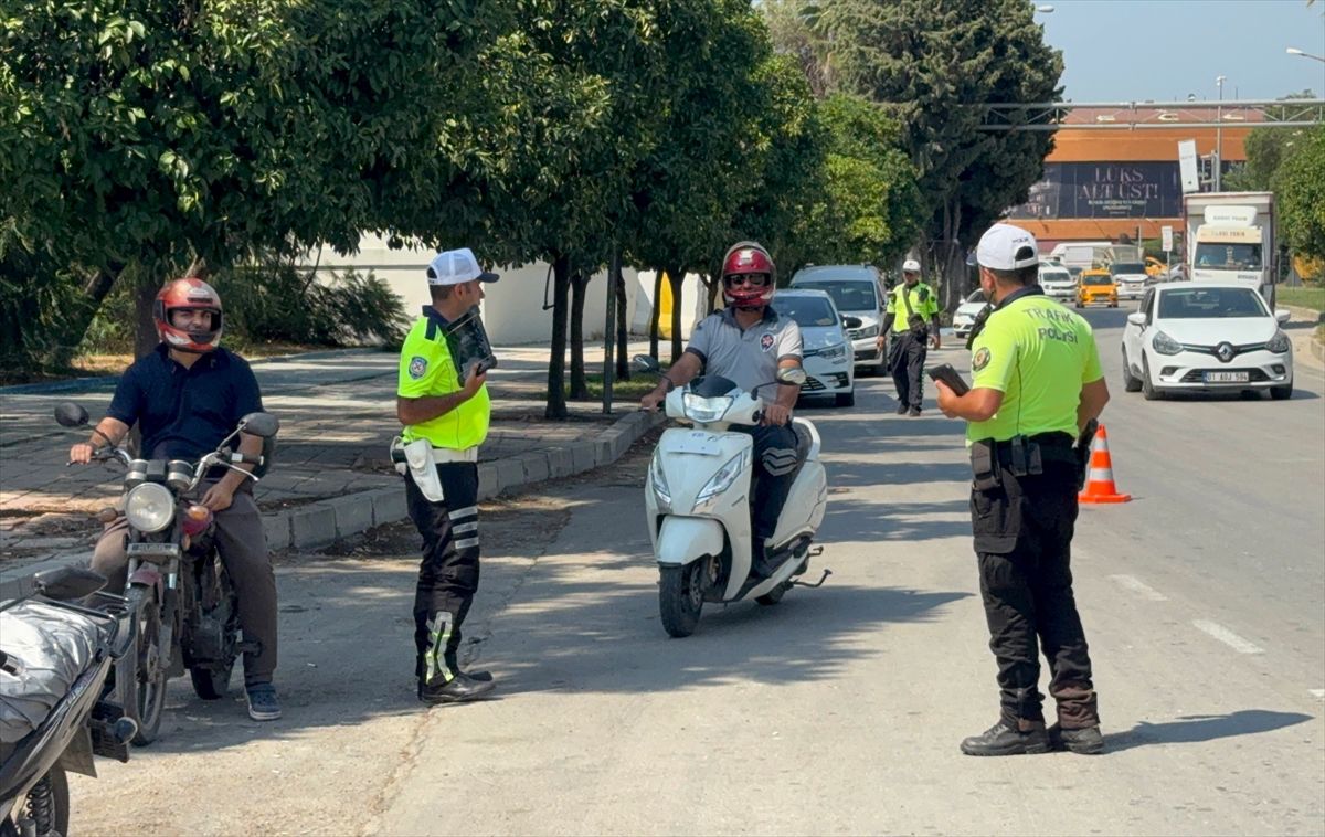 Adana'da trafik denetiminde 23 motosiklet sürücüsüne ve 2 yolcuya ceza kesildi