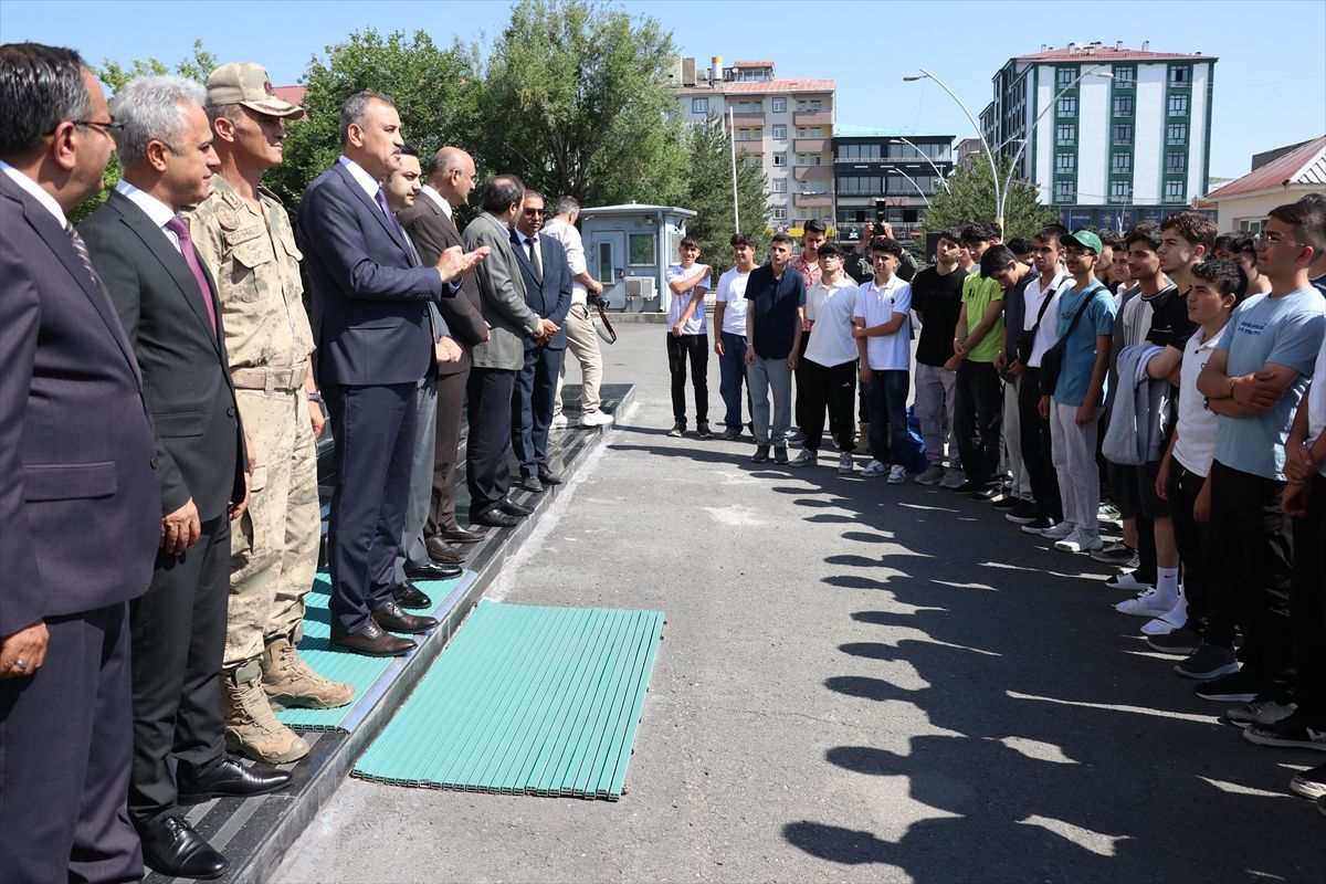 Ağrı'da liseli gençlerin tarih ve kültür rotası yolculuğu başladı