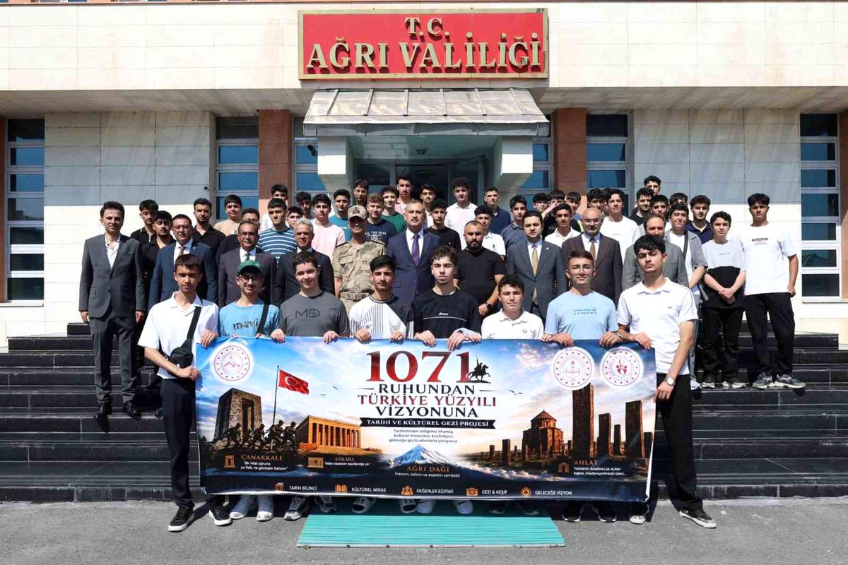 Ağrı'dan tarih ve değerler yolculuğuna ilk öğrenci kafilesi uğurlandı