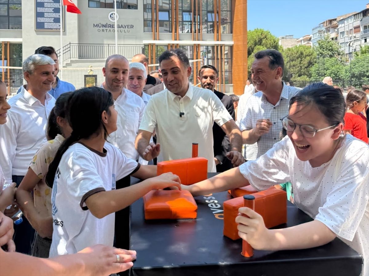 AK Parti'li Baybatur'dan yaz okulu öğrencilerine dondurma ikramı