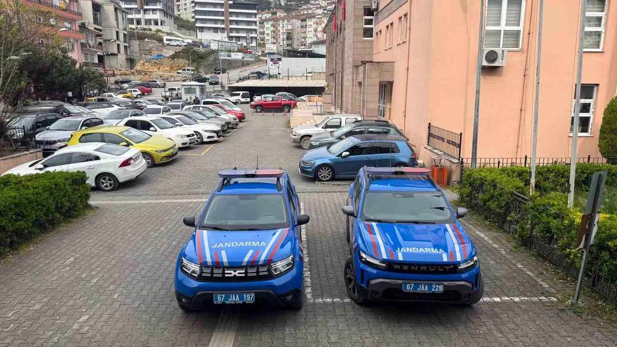 Alaplı'da evde uyuşturucu kullanma aparatı ele geçirildiğine dair jandarma operasyonu.