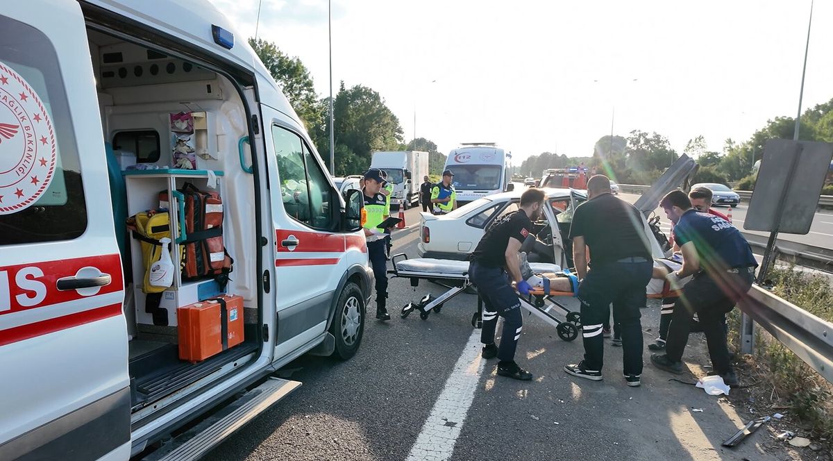 Düzce TEM otoyolu'nda bariyerlere çarpan otomobilin kaza sonrası görüntüsü.