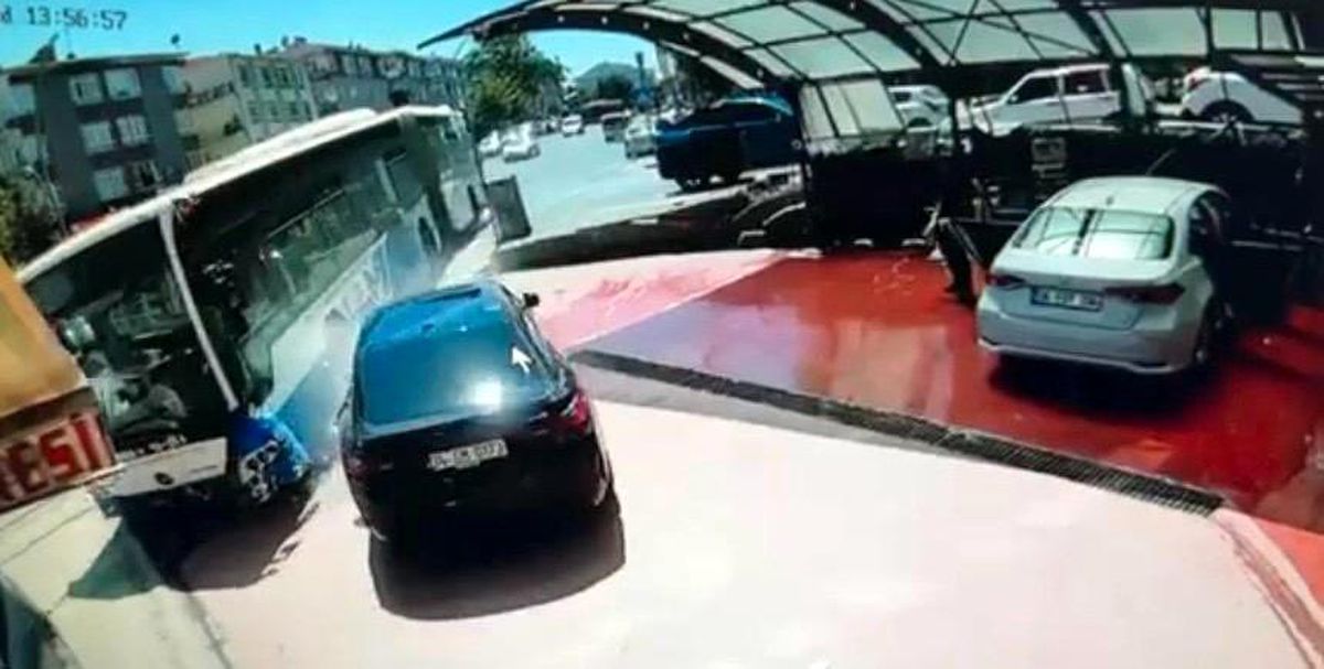 Ankara'da kontrolden çıkan EGO otobüsünü son anda fark eden kişi kazadan kurtuldu