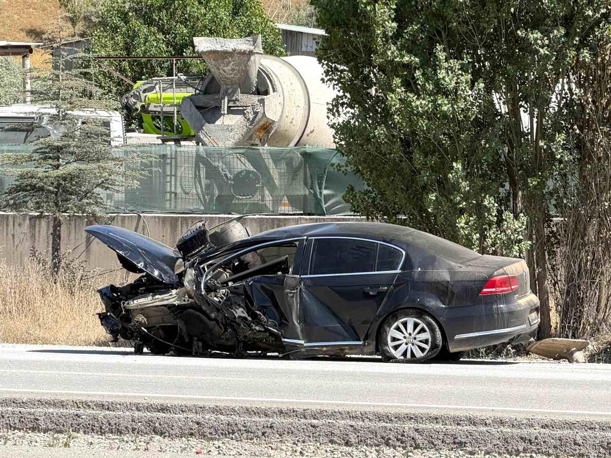 Mamak'ta yaşanan trafik kazasında yaralılar itfaiye tarafından kurtarılıyor.