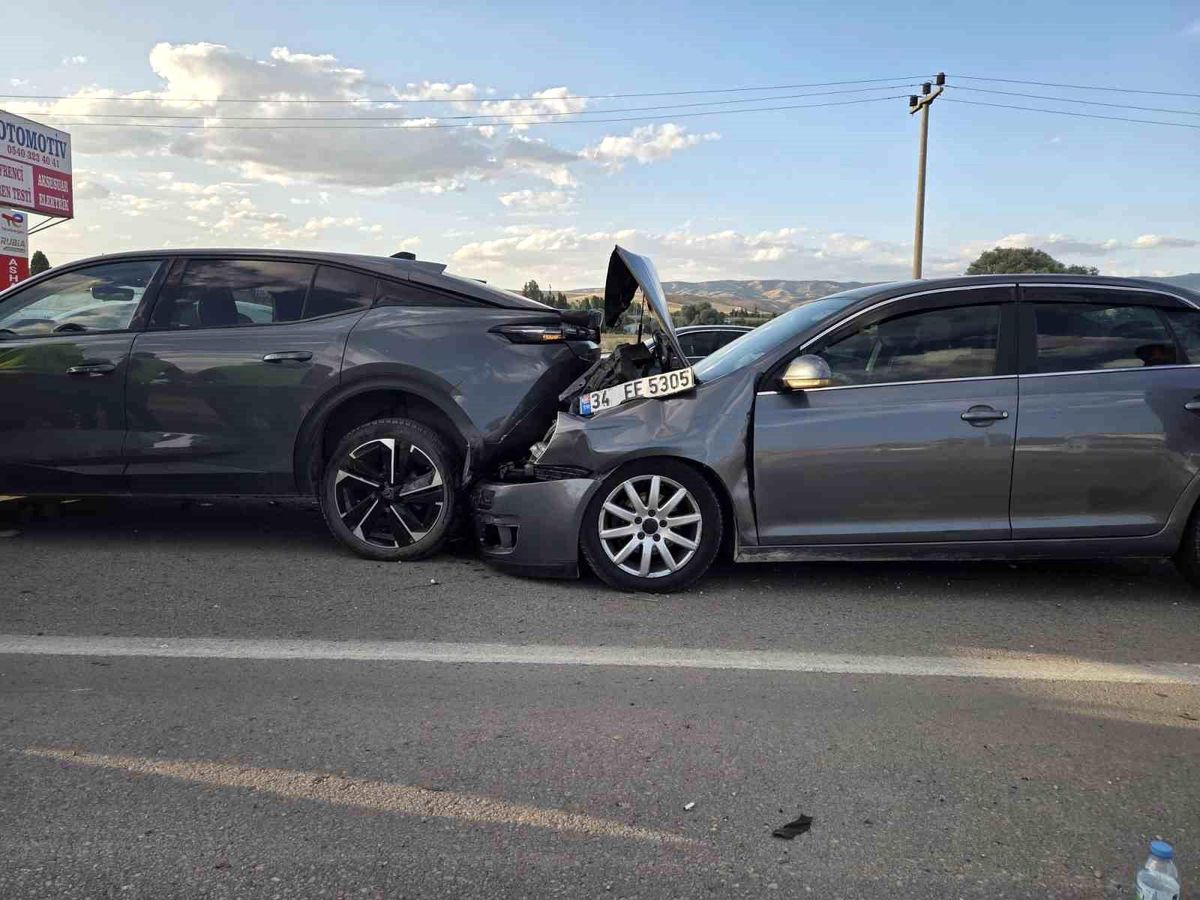 Ankara'da zincirleme kazada 5 araç birbirine girdi: 5 yaralı
