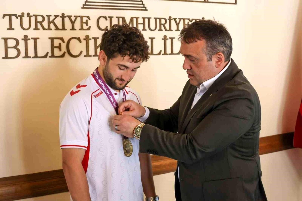Avrupa şampiyonu güreşçiye Vali Sözer'den tebrik