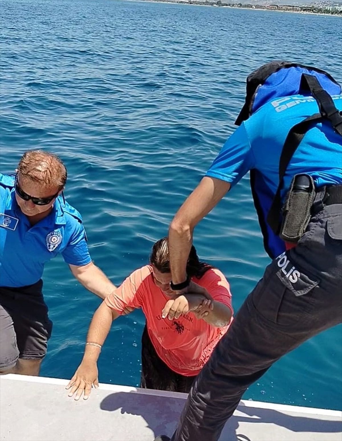 Kuşadası'nda denizde sürüklenen bir kadın Sahil Güvenlik ekipleri tarafından kurtarılıyor.
