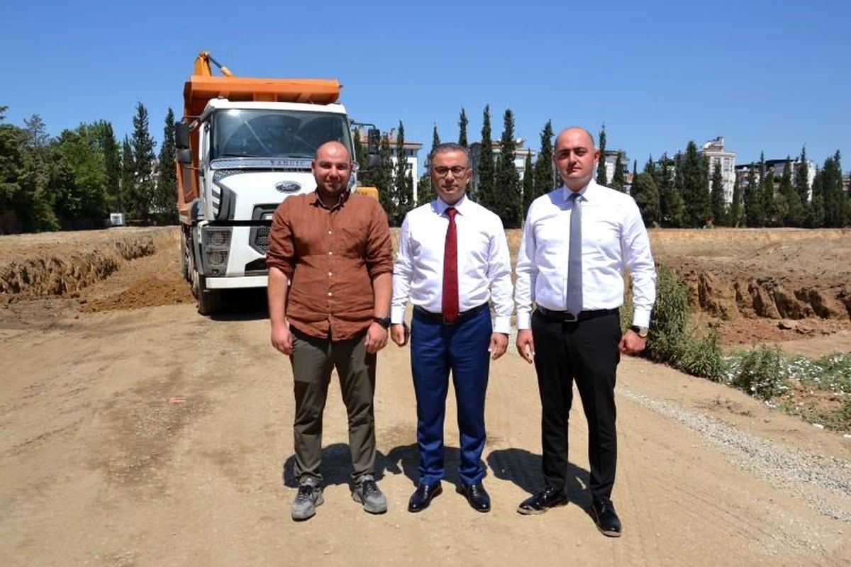 Aydın'da yeni adliye sarayı inşaatında inceleme yapan yetkililer.