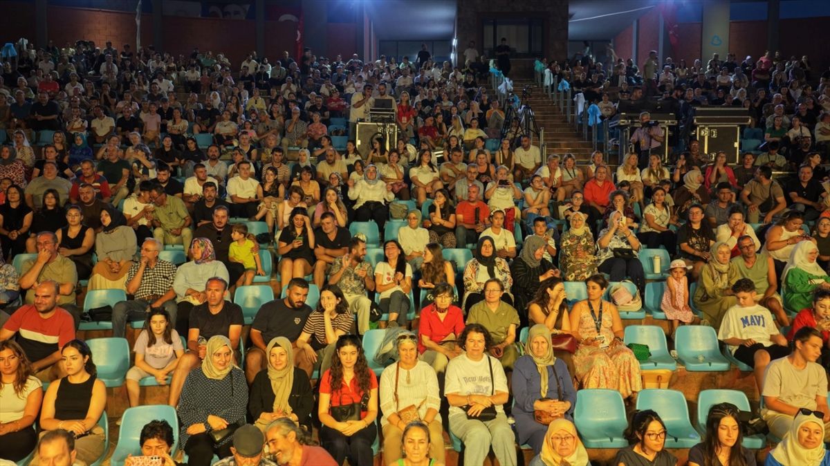 Balıkesir'de düzenlenen Dünya Halk Dansları Yarışması'ndan bir görüntü.