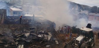 Bayburt'ta çıkan yangında 4 ev ve ahır kullanılamaz hale geldi