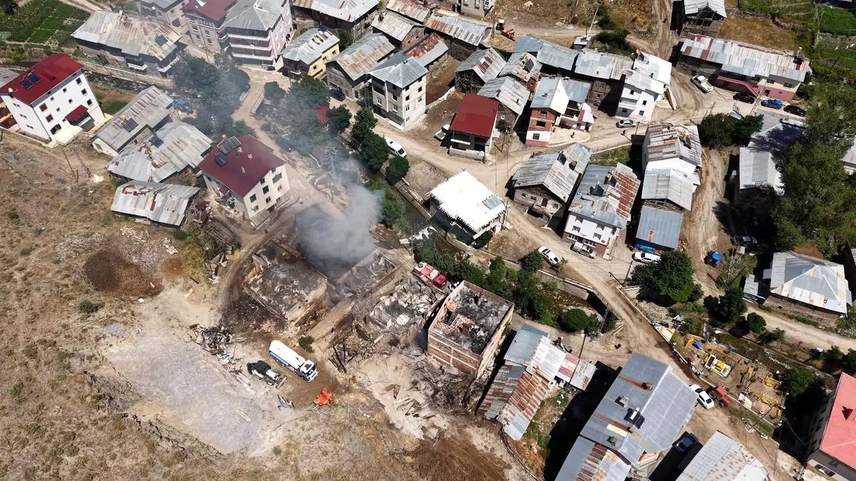 Bayburt'ta çıkan yangında hasar gören 5 ev ve 3 samanlık havadan görüntülendi