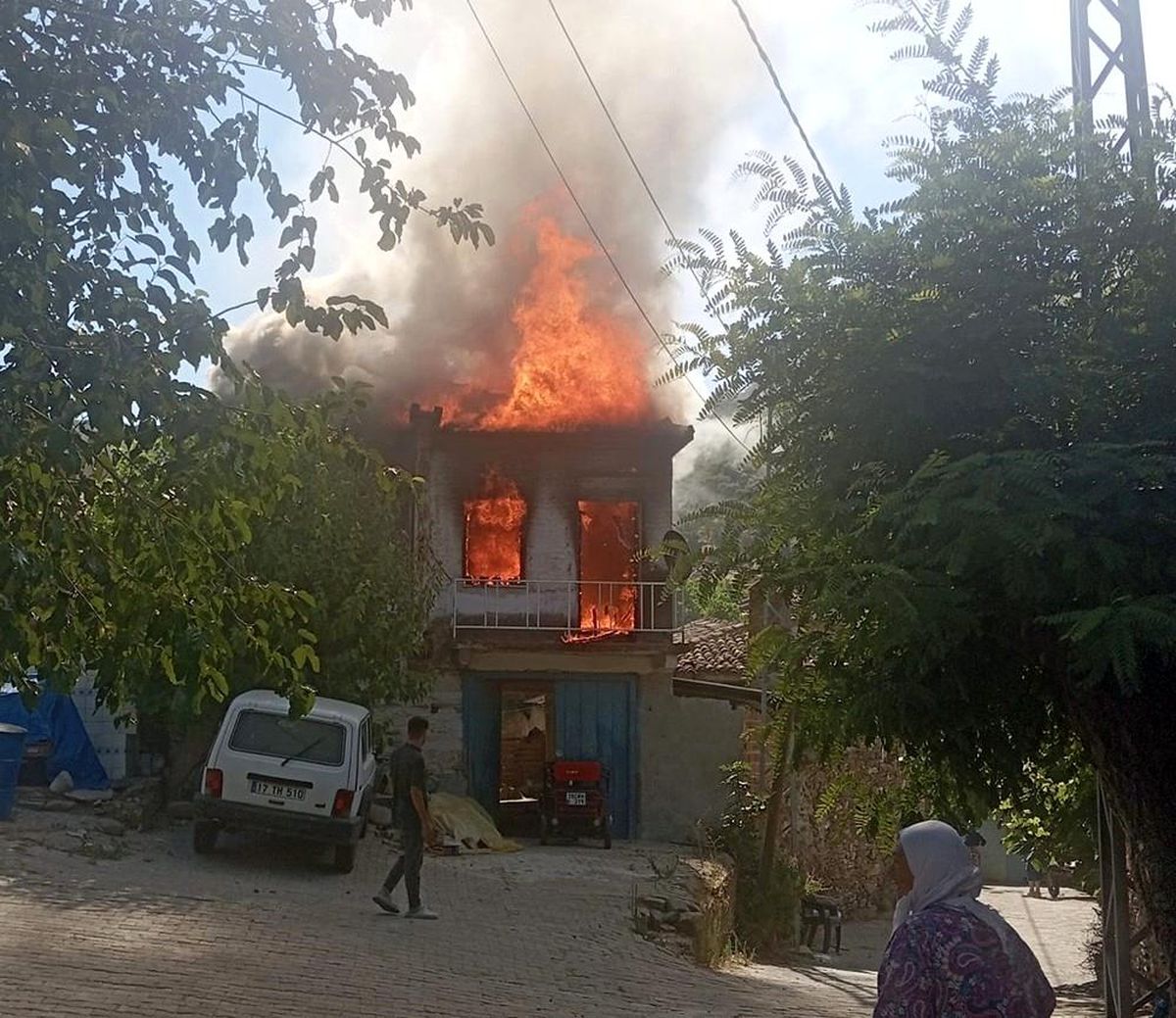 Bayındır'da iki katlı ev yanarak kül oldu