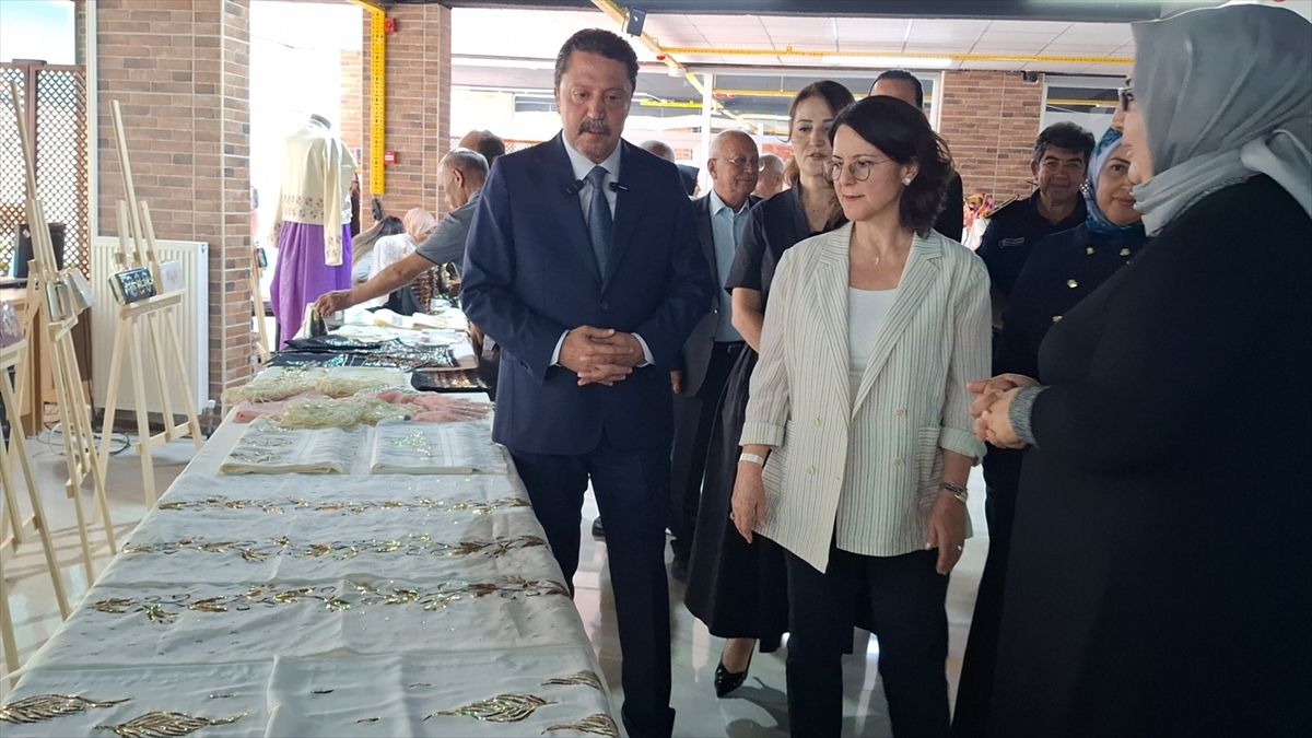 Beypazarı'nda kursiyerlerin yıl sonu sergisi açıldı