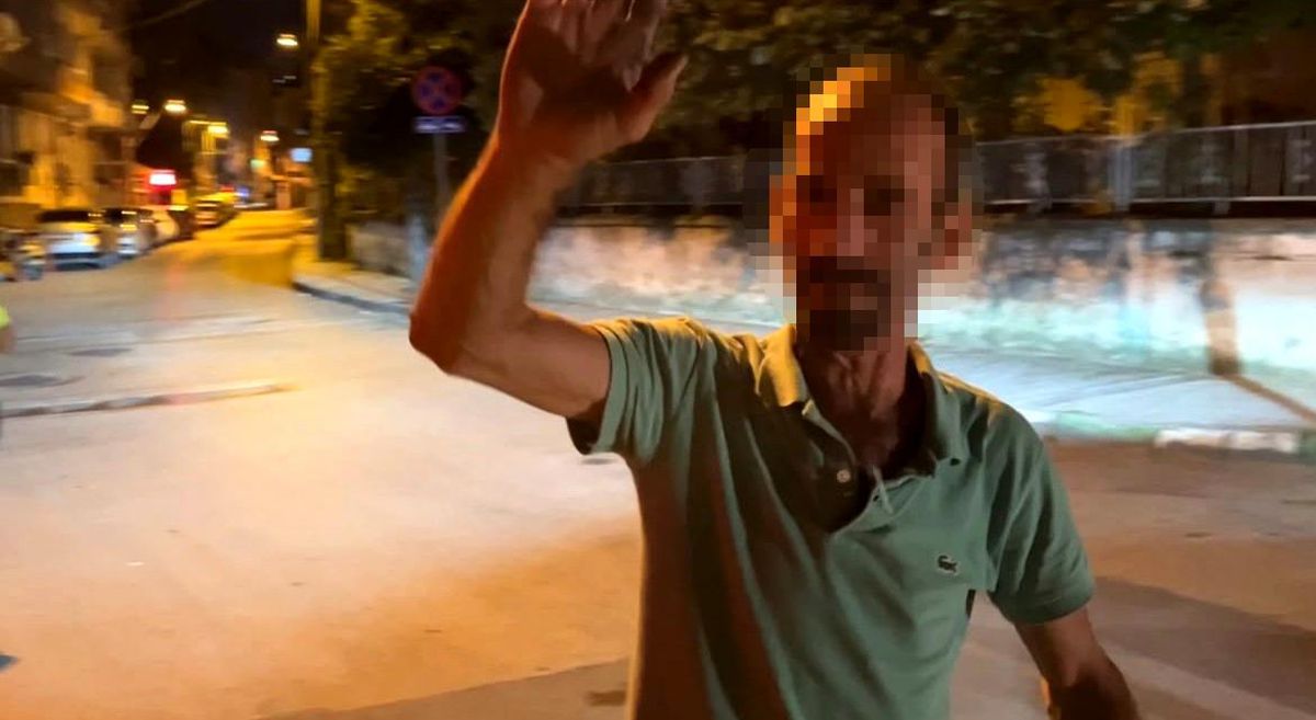 Bisikletiyle polislerin yanına geldi, 20 kat alkollü çıktı, kameraya şarkı söyledi