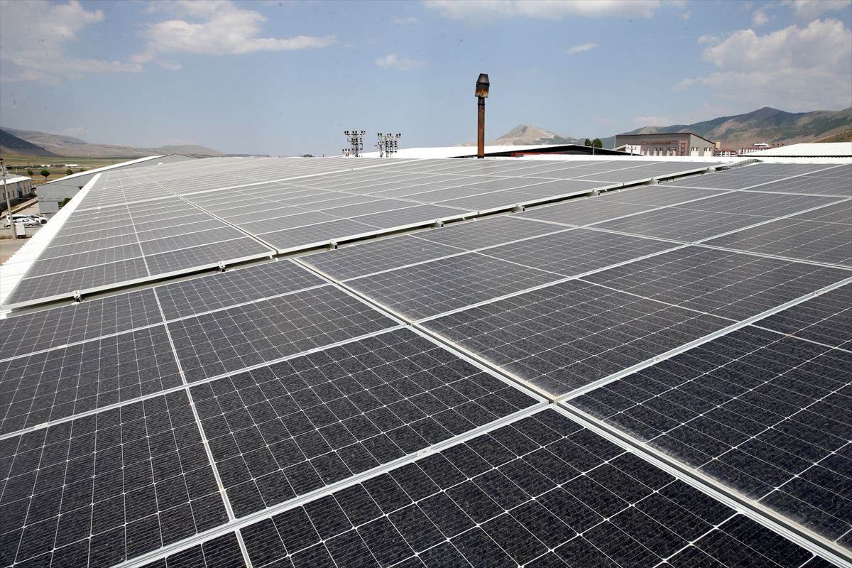 Bitlis'te tekstil fabrikaları enerjisini güneşten karşılıyor