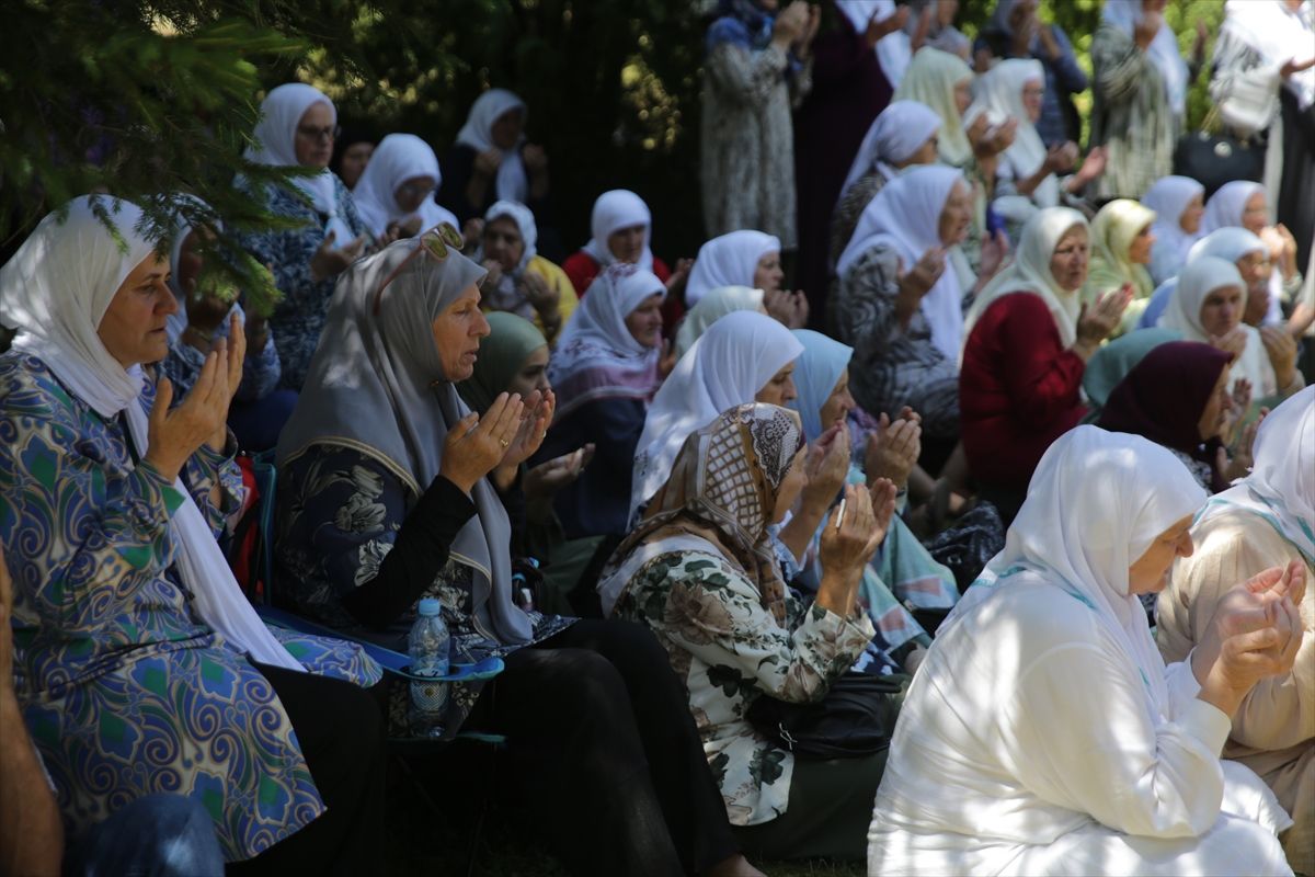 Srebrenitsalı gençlerin anma töreninden bir görünüm