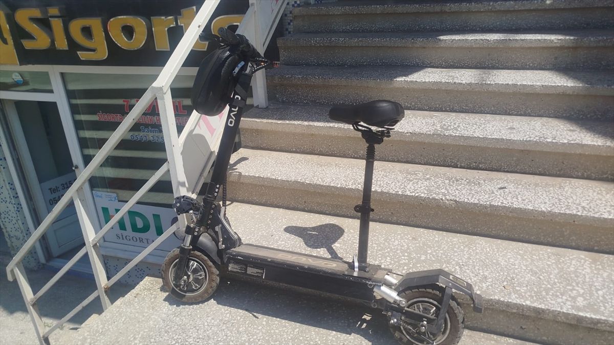 Boyabat'ta elektrikli skuter yayaya çarptı, 2 kişi yaralandı