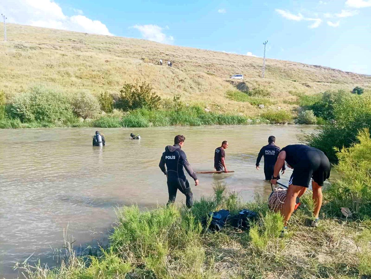 Muş'ta çaya düşen çocukların arama kurtarma çalışmaları