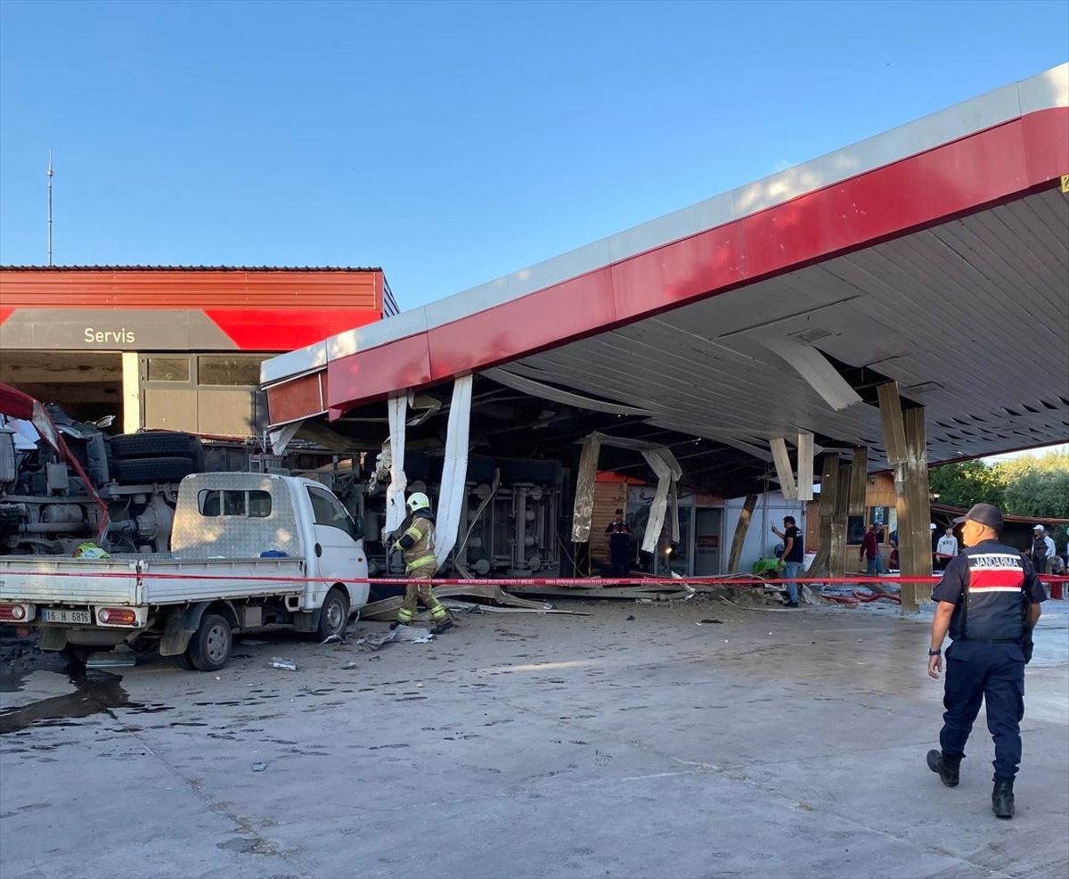 Bursa'da tır akaryakıt istasyonundaki marketin duvarına çarptı, 1 kişi öldü, 2 kişi yaralandı