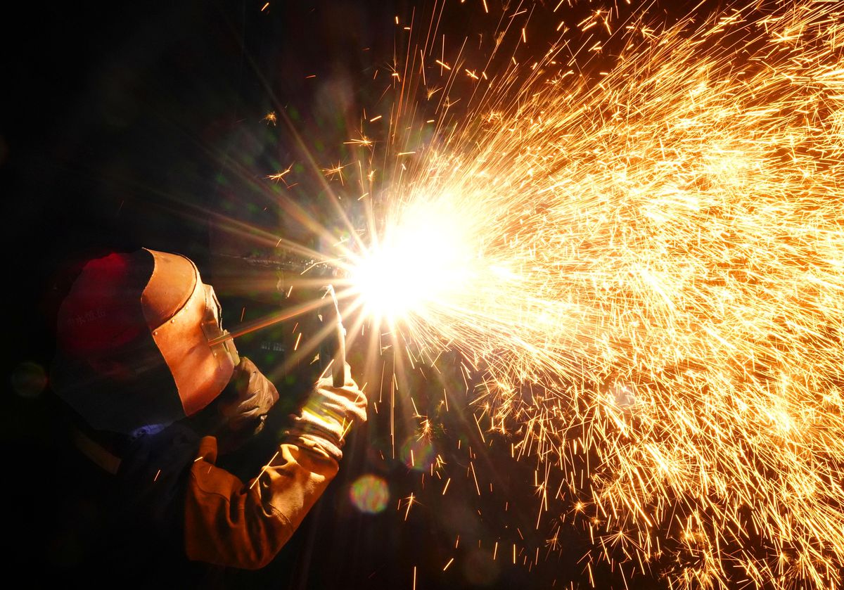 Çin ve İngiltere bayrakları ve British Steel fabrikası görseli.