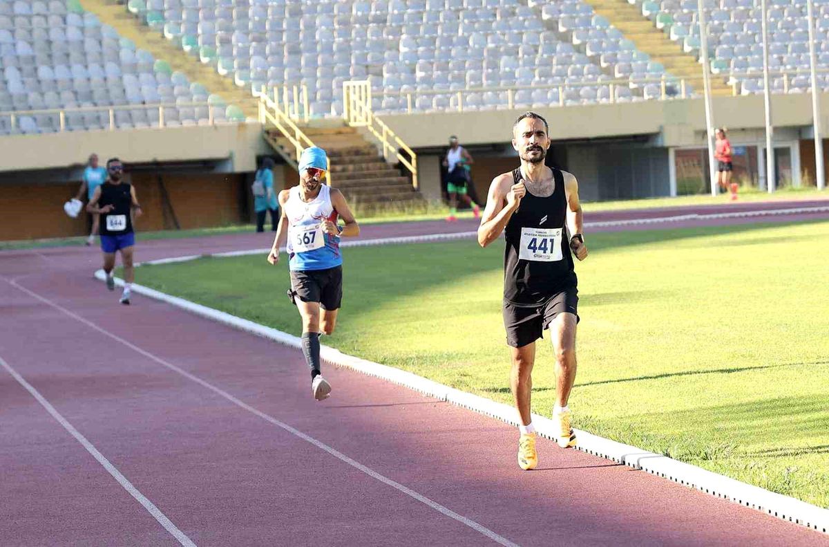 Denizli Gençlik ve Spor İl Müdürlüğü Kulübü sporcuları madalya töreninde.