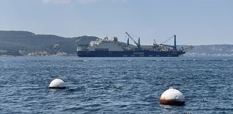 Derin denizde boru döşeme gemisi 'Castorone' Çanakkale Boğazı'ndan geçti