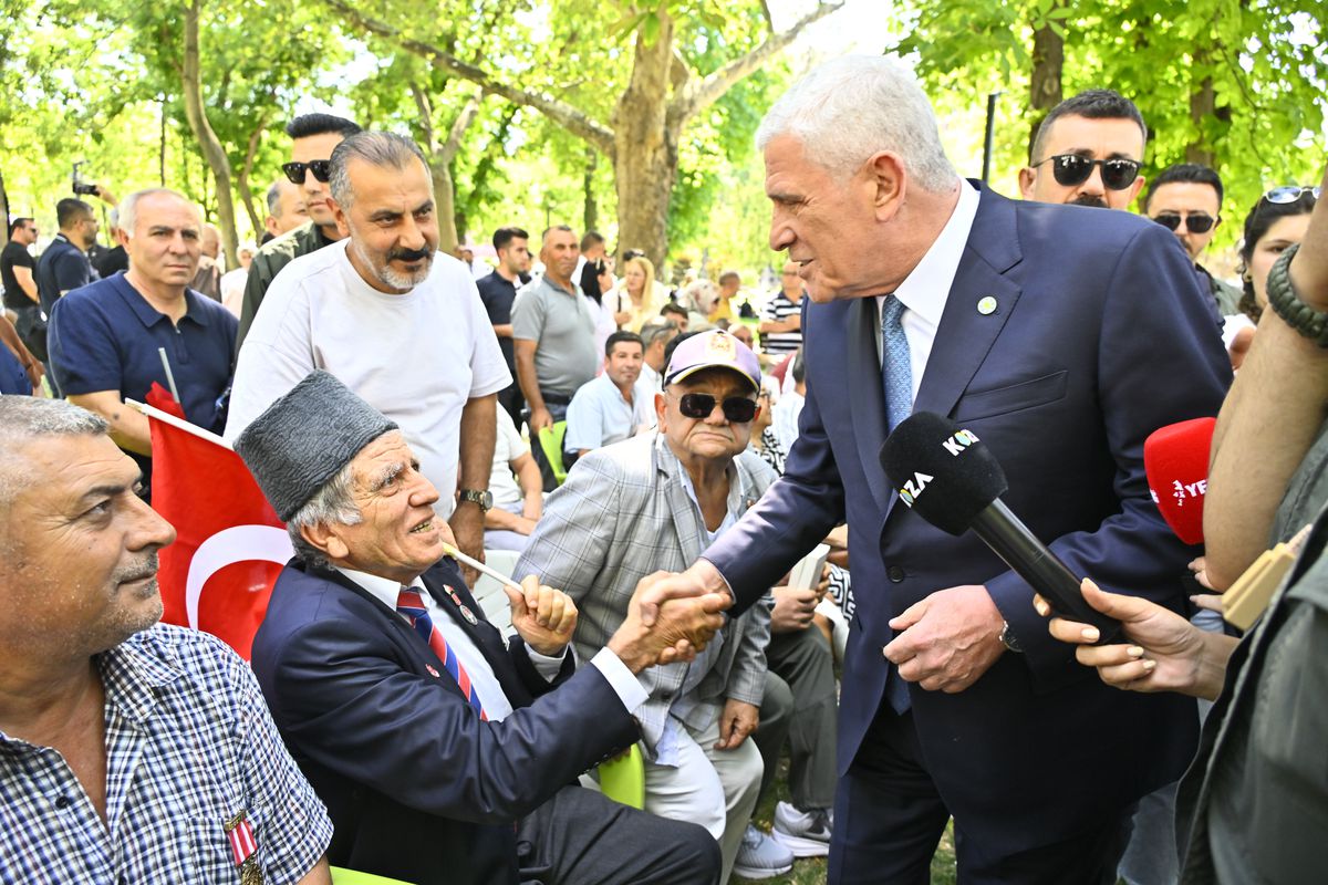 İYİ Parti Genel Başkanı Müsavat Dervişoğlu, şehit aileleri ve gazilerle görüşüyor.