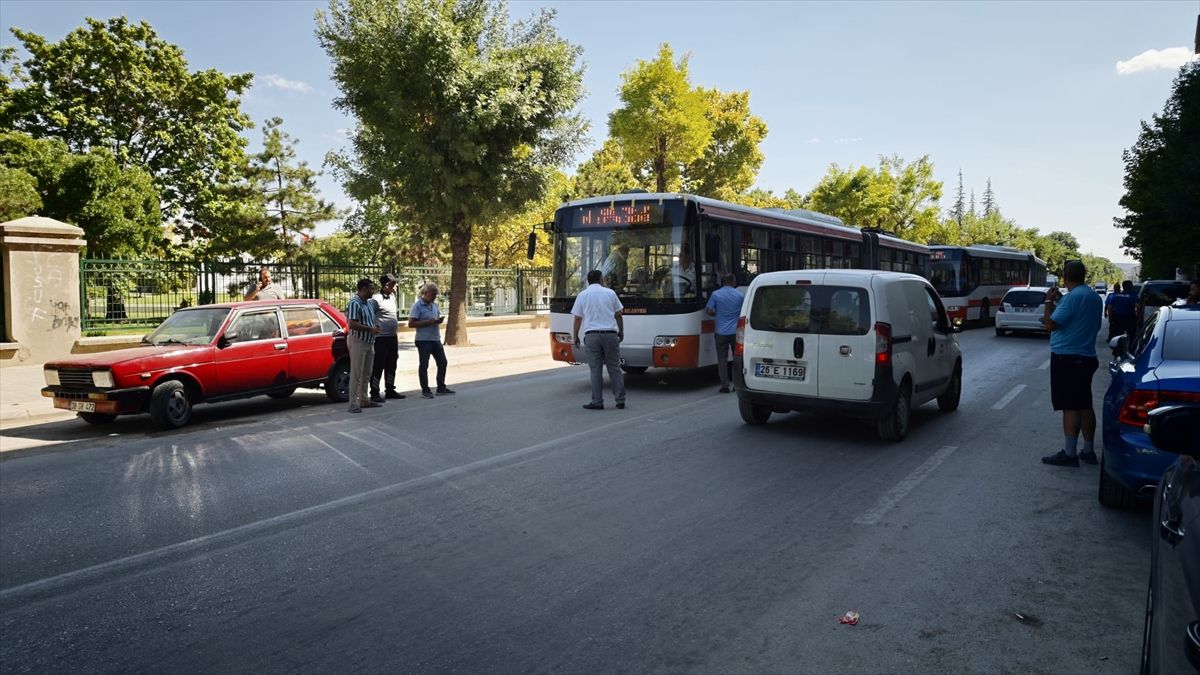 Eskişehir'de belediye otobüsünün çarptığı çocuk yaralandı