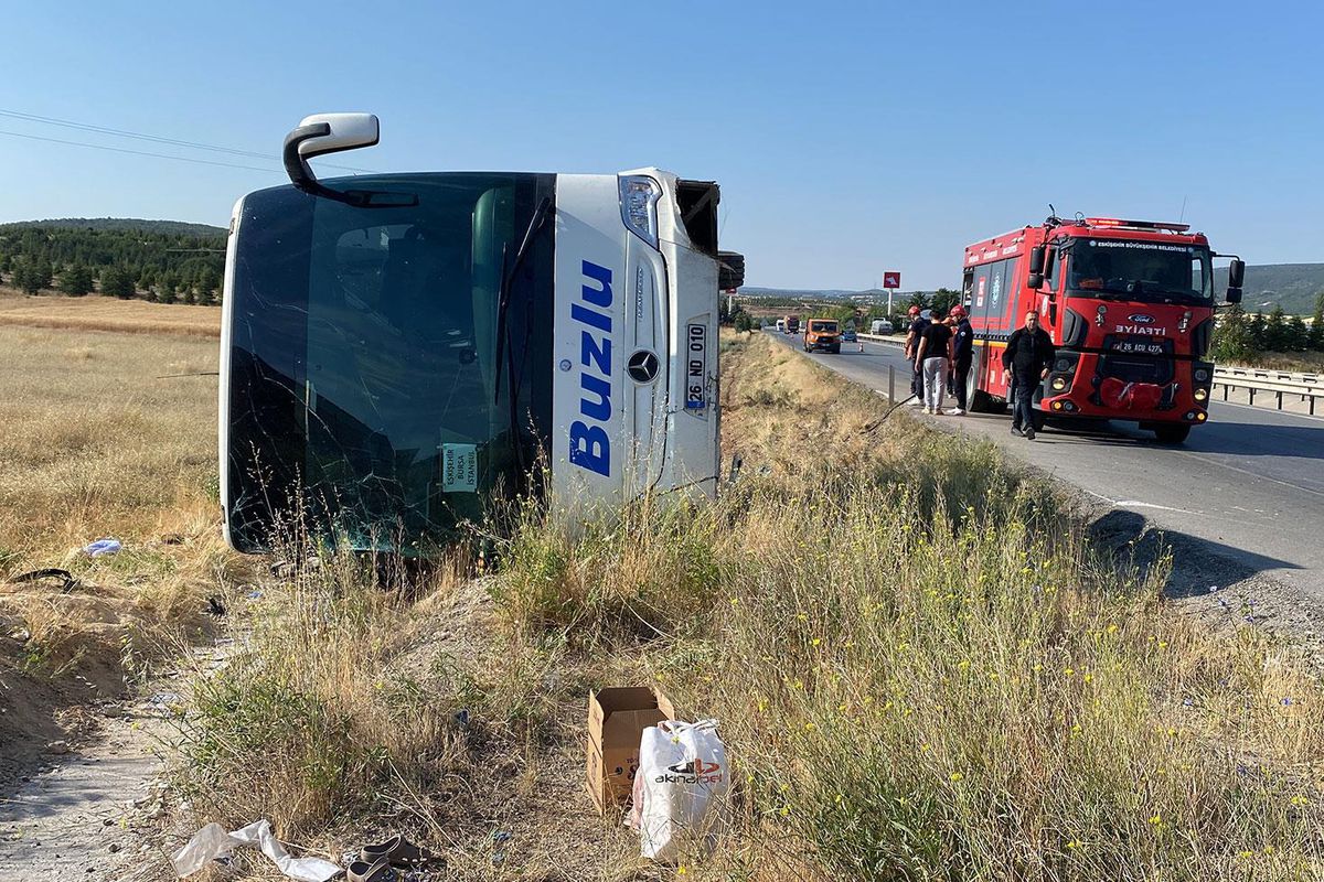 Eskişehir'de yolcu otobüsü devrildi: 24 yaralı