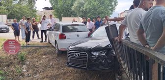 İnegöl'de ehliyetsiz sürücünün kullandığı otomobilin çarptığı 2 araçta hasar oluştu